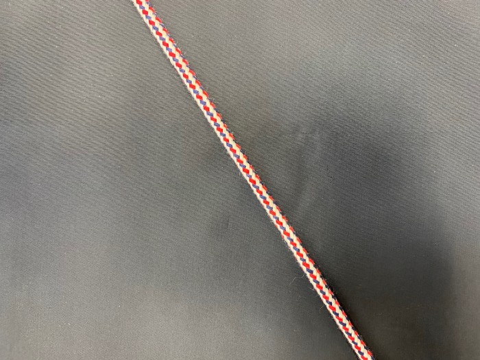 06ХК Шнур хлопковый 06мм круглый цв.красный-белый-синий(в рул.100м)